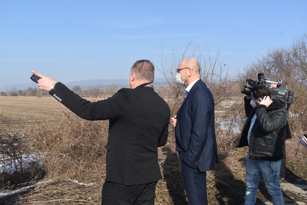 Konateľ štátnej spoločnosti MH Invest Boris Kačáni (vľavo) a minister hospodárstva Richard Sulík pri návšteve lokality budúceho priemyselného parku v R. Sobote vo februári 2021