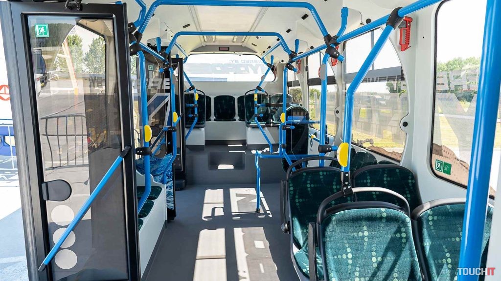 V priestore pre cestujúcich vo vodíkovom autobuse