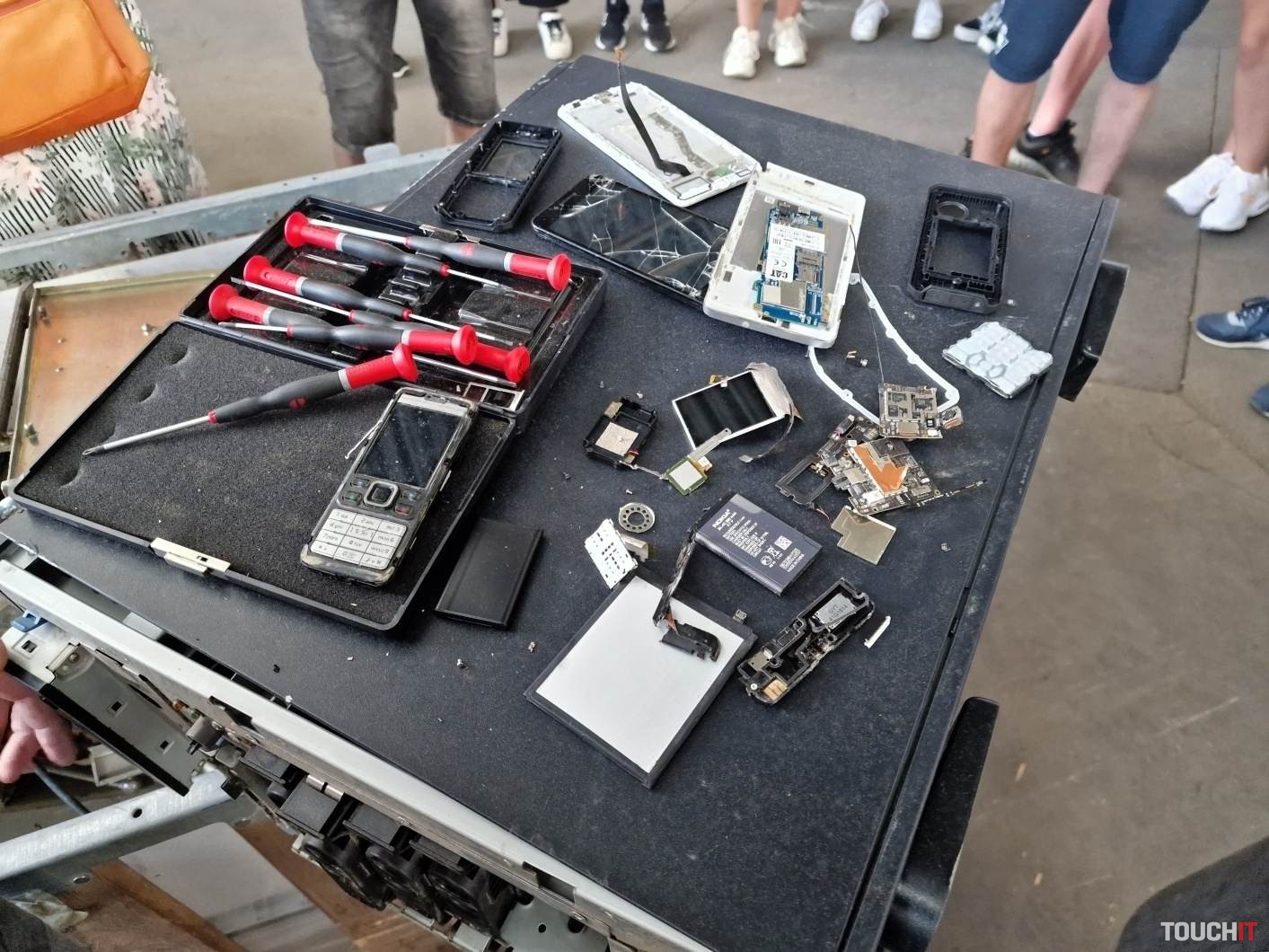 Ako si zo starých mobilov vyrobiť zlatú obrúčku? (VIDEO)