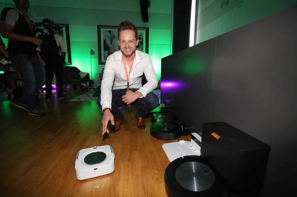 Spolupráca iRobot Roomba s robotickým mopovačom 