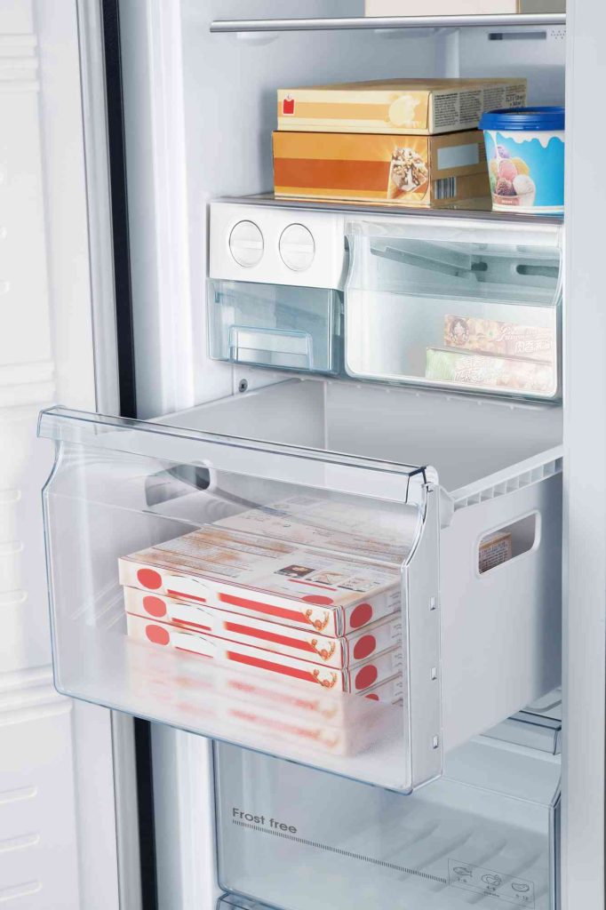 Skriňová mraznička Hisense FV354N4BIE s výrobníkom ľadu