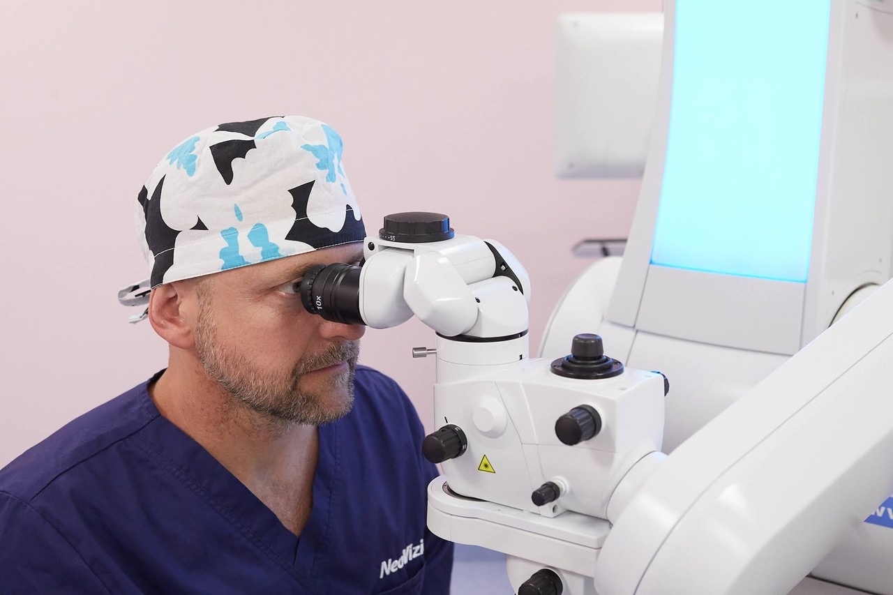 Les ophtalmologistes disposent du laser le plus moderne et le plus rapide.  Les patients pour lesquels il n’a pas encore été adapté peuvent également subir l’opération