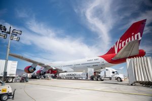Virgin Orbit úspešne zrealizoval prvú nočnú misiu, vypustil počas nej vládne satelity