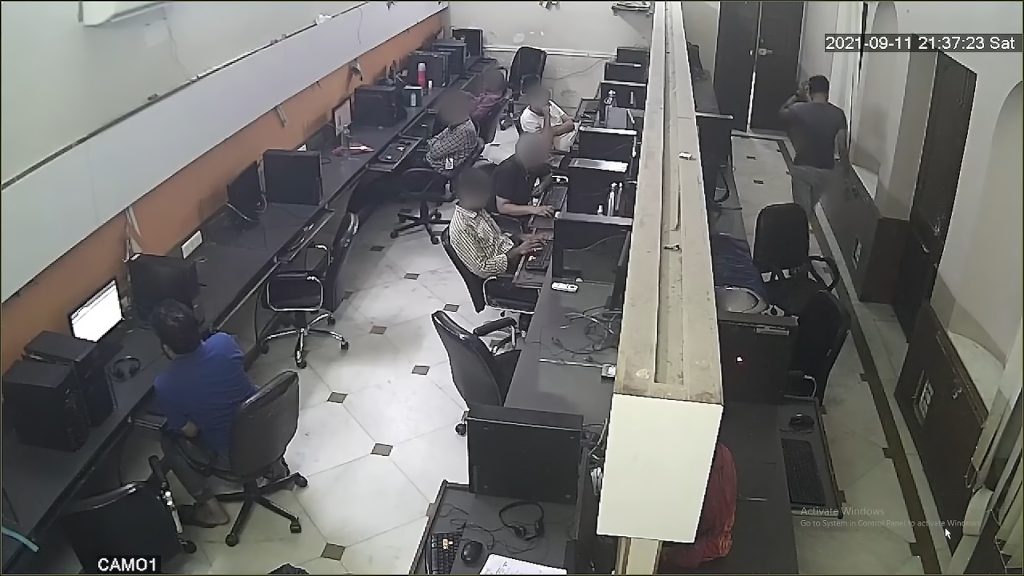 Prevádzka indického podvodného call centra zo septembra minulého roku na napadnutých CCTV kamerách