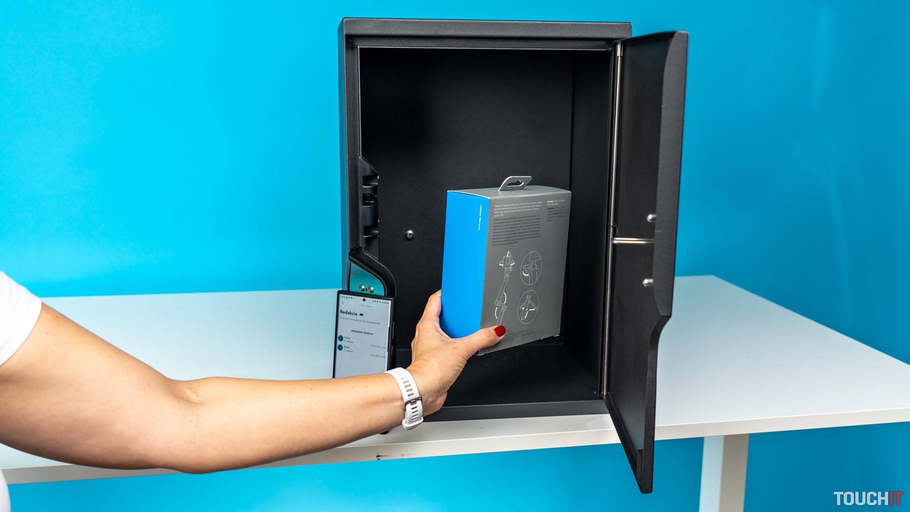 Netrpezlivý kuriér s balíkom pred vaším domom zatiaľ čo ste v robote? Toto je riešenie (VIDEO TOUCHIT)