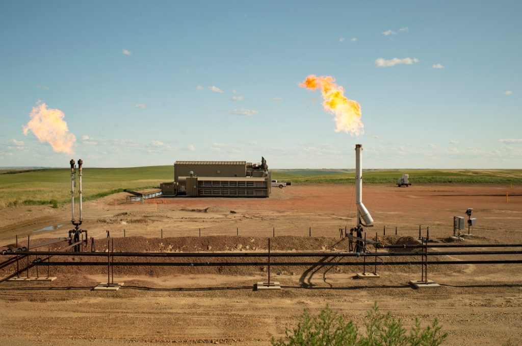 Spaľovanie metánu na ropnom vrte v americkej Montane, kde sa bitcoin stal nečakaným ekologickým pomocníkom