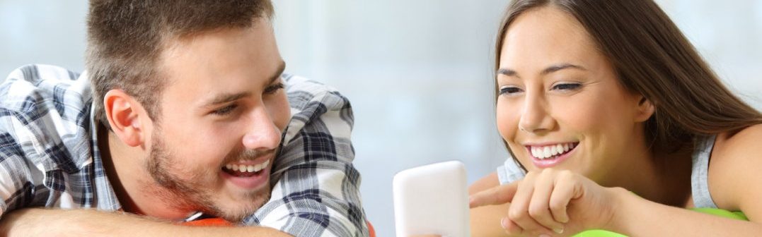 Ľudia so smartfónmi