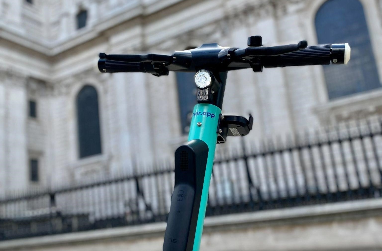 Paríž zakáže verejne zdieľané elektrické kolobežky