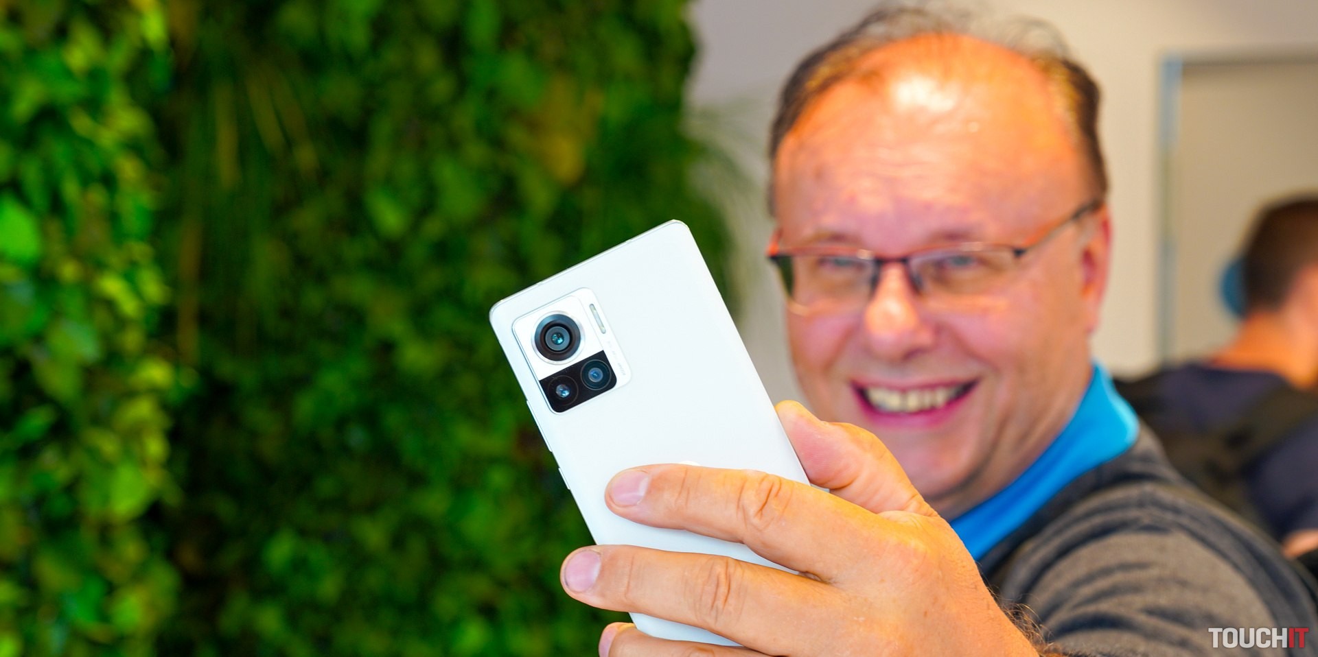 Motorola edge s 200 MPx fotoaparátom a farbami, aké ste ešte nevideli