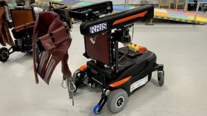 Vedci vyvinuli robota, ktorý chráni ľudí pred pádom. Robotizácia môže pomôcť aj sociálnym službám na Slovensku