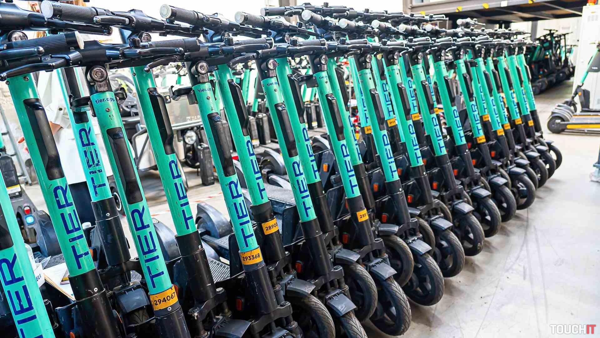 Takto vyzerá zákulisie zdieľaných kolobežiek. Každá stojí okolo 1000 eur.