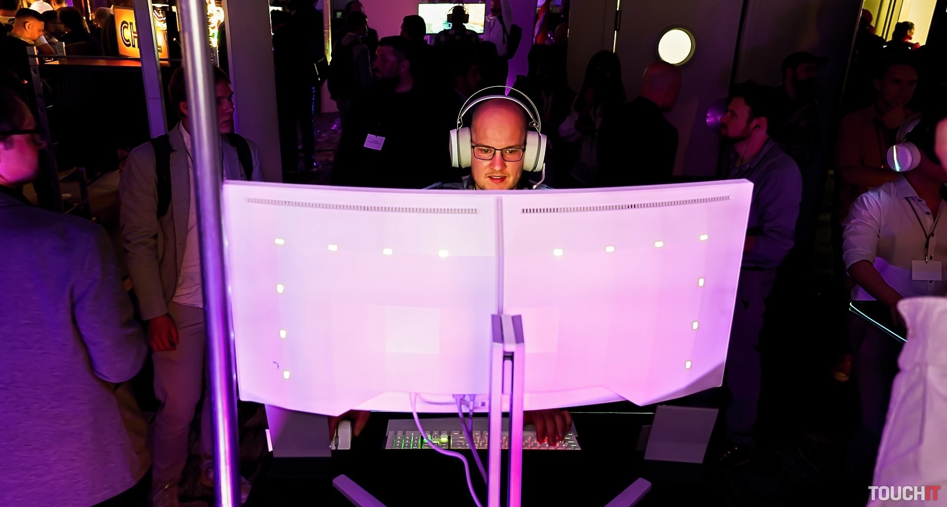 Evnia: splnený sen hráča. Zahŕňa dizajnové herné monitory a príslušenstvo