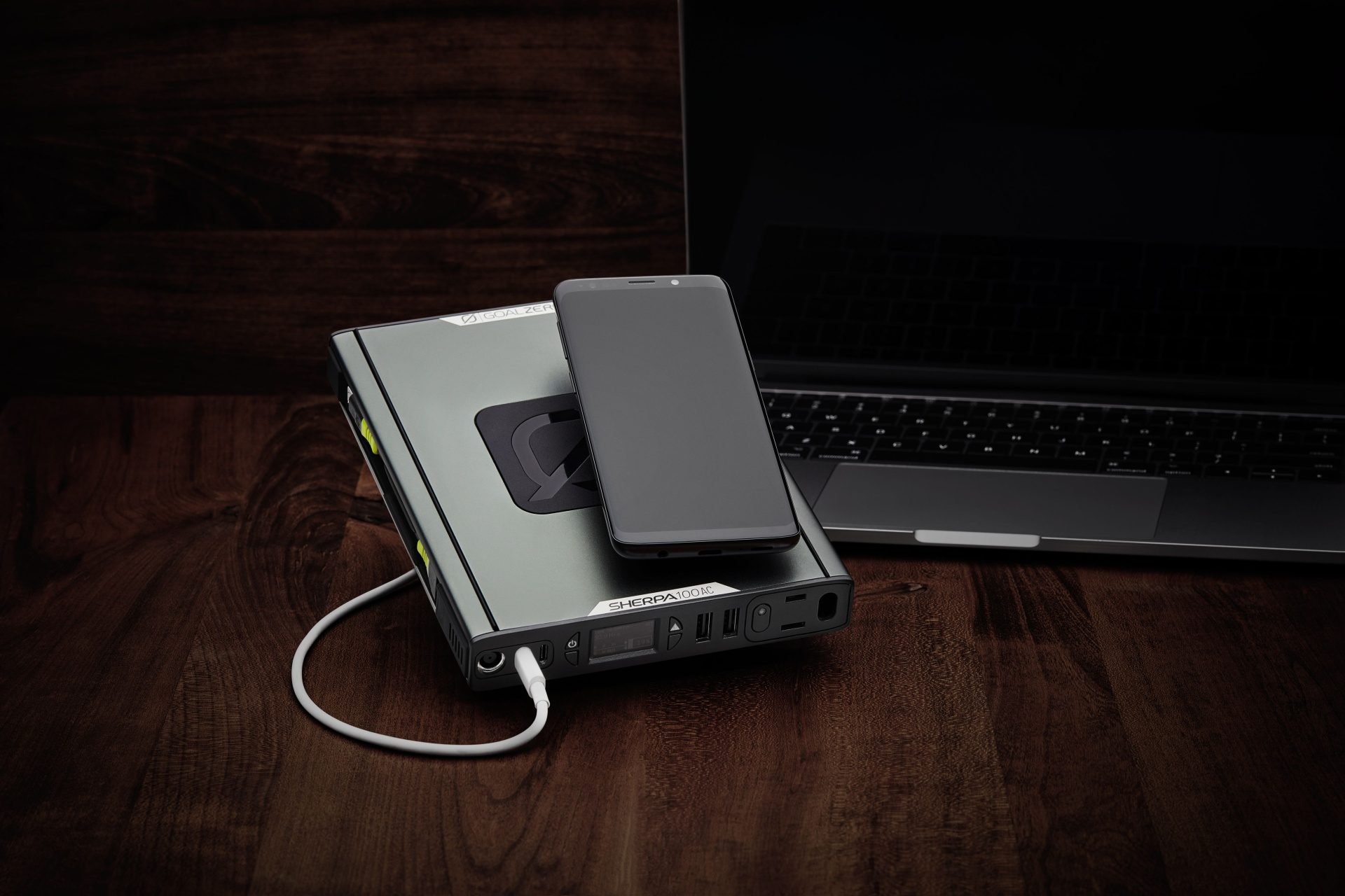 GOAL ZERO SHERPA 100 AC – zásuvka zbalená v batohu