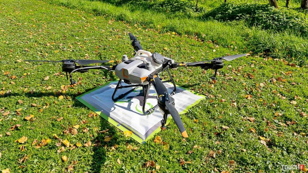 Poľnohospodársky drony, ktorý dokáže aplikovať postreky