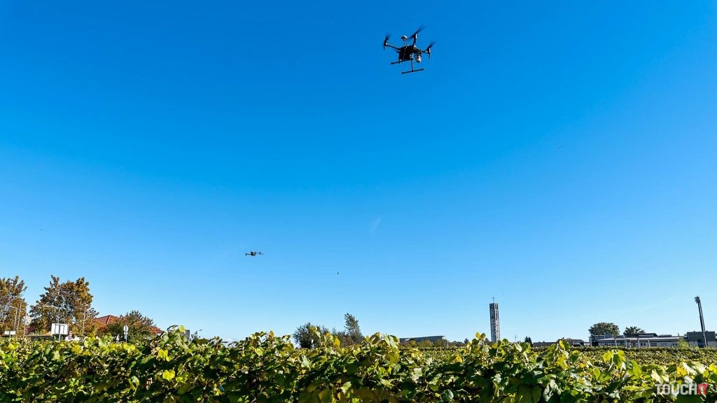 Dva drony súčasne nad rakúskou vinicou