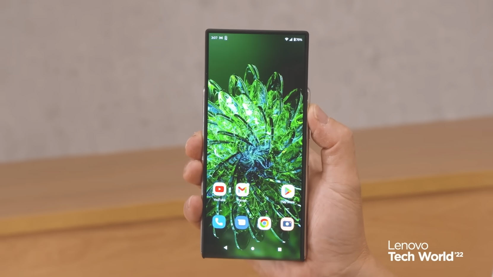 Motorola ukazuje zrolovateľný smartfón a Lenovo sa pridáva so zrolovateľným notebookom