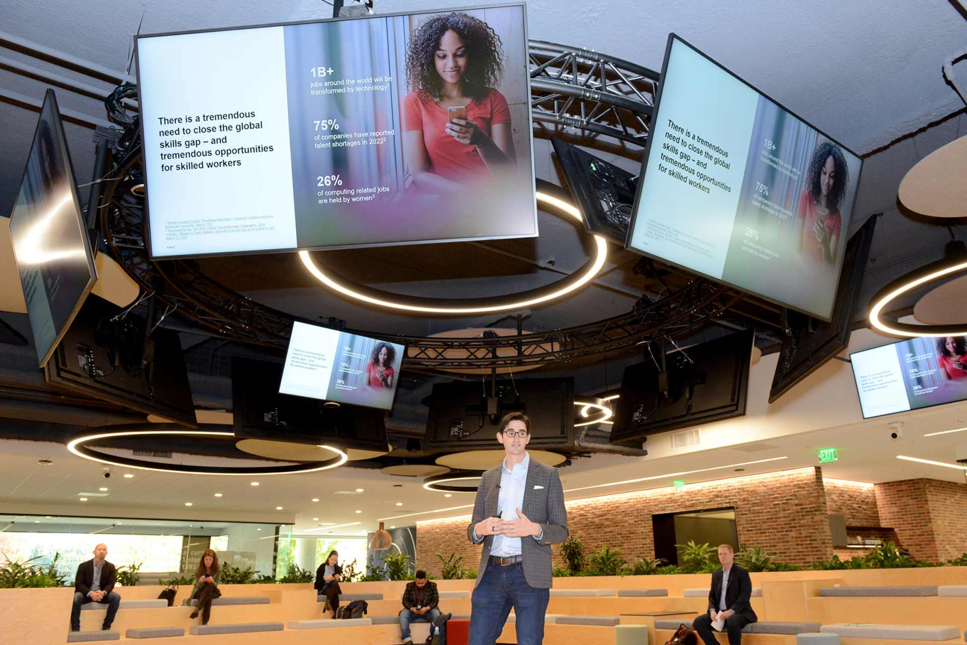 Ako funguje vzdelávanie IT špecialistov v USA a koľko tu vlastne zarábajú?