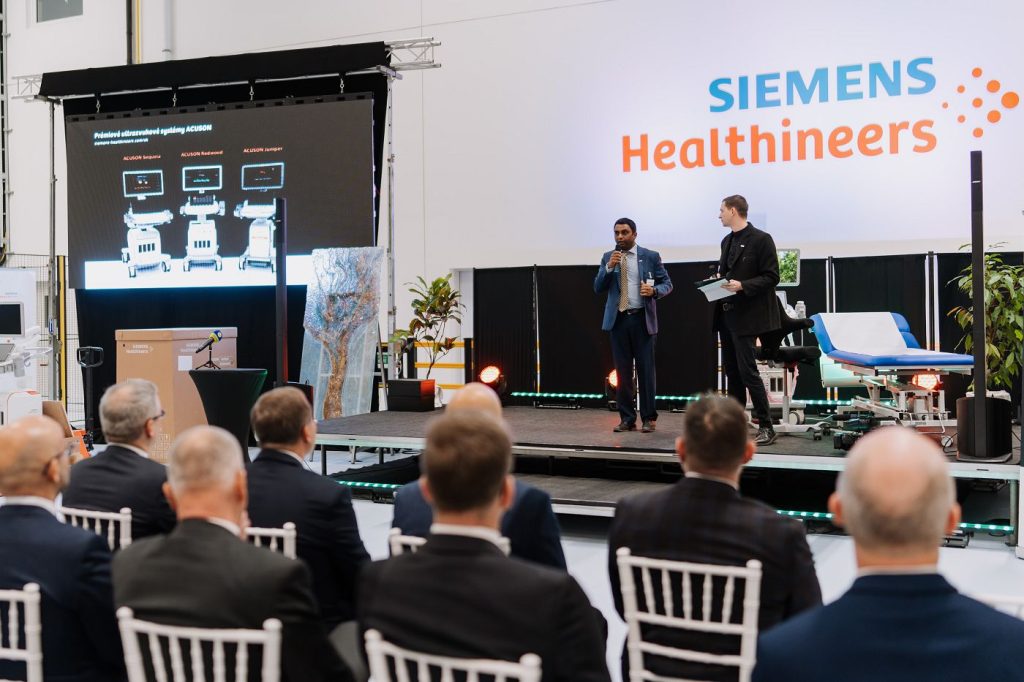 Global president Siemens Healthineers Ultrasound Ajay Gannerkote ohlasuje významný projekt, ktorý presúvajú z Ázie na Slovensko