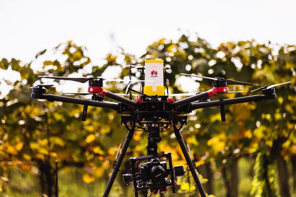 Dron, ktorý monitoruje vinič a prenáša dáta cez 5G