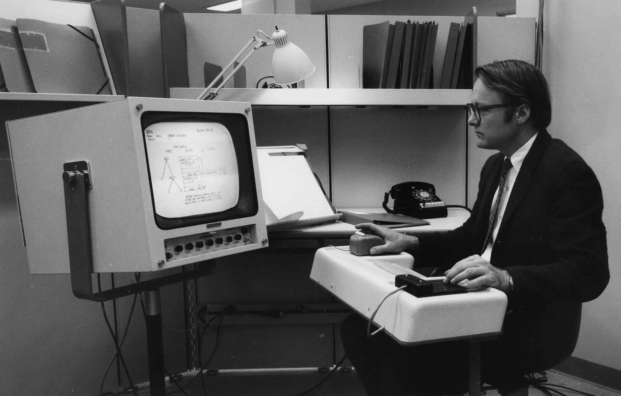 Engelbartov kolega ovláda svoj terminál na Výskumnom inštitúte Standfordovej univerzity