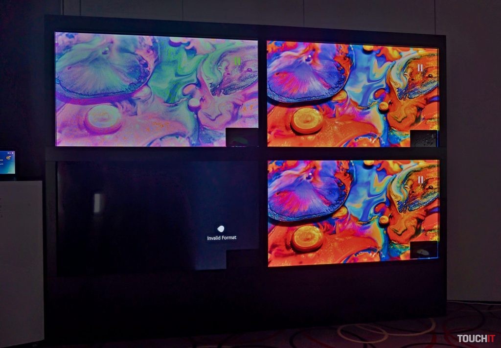 Televízory prehrávajú obsah vo formáte Dolby Vision. Zhora vľavo Samsung, vedľa Philips, dole LG a vpravo dole je Sony