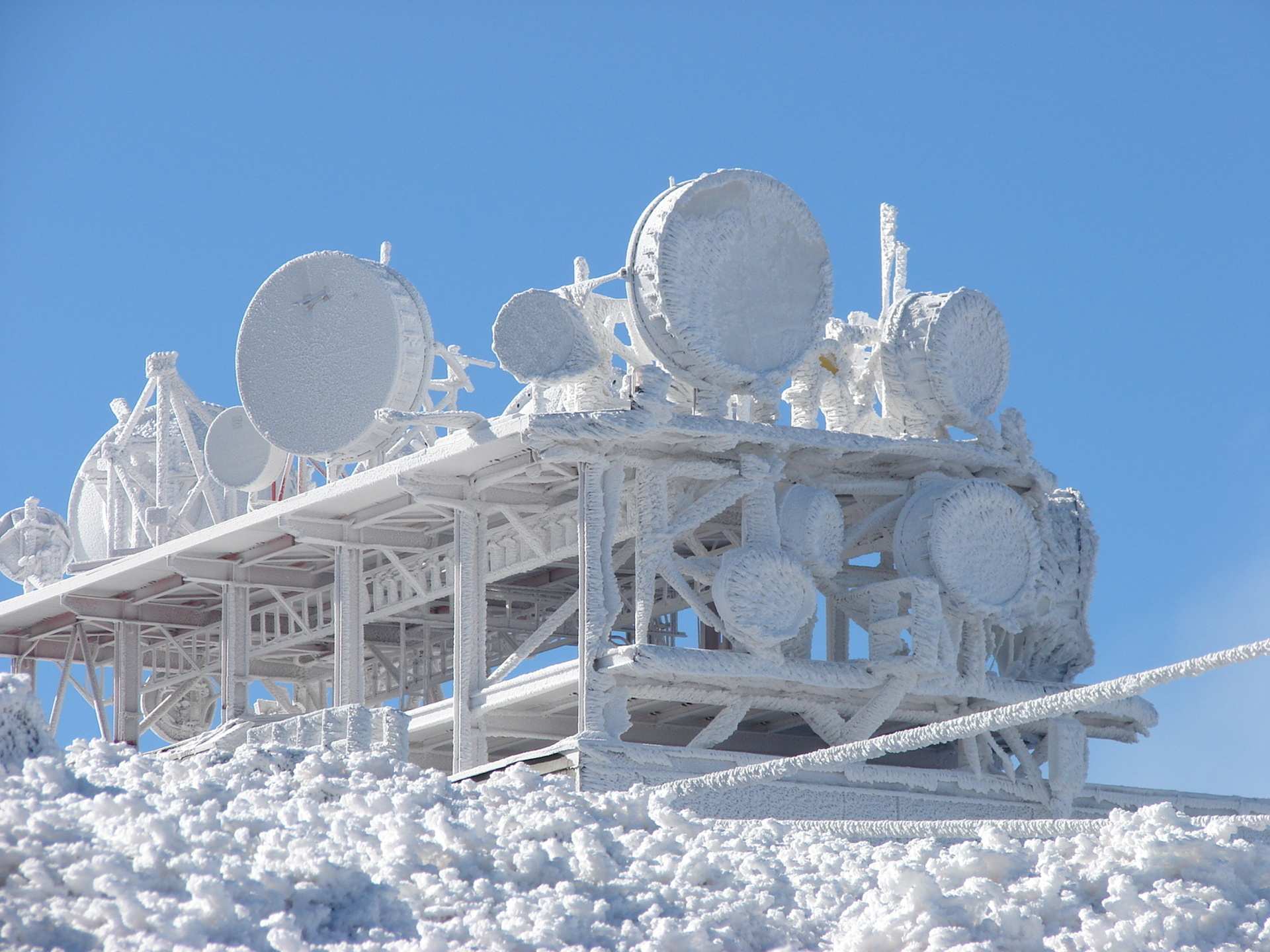 Operátori musia bojovať s ďalším nepriateľom – ľad a zvieratá ukrývajúce sa pred zimou