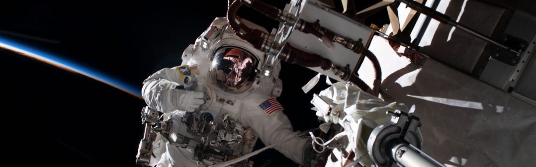 Astronaut Frank Rubio v otvorenom kozme pri ISS