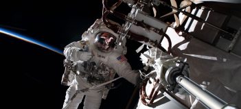 Astronaut Frank Rubio v otvorenom kozme pri ISS