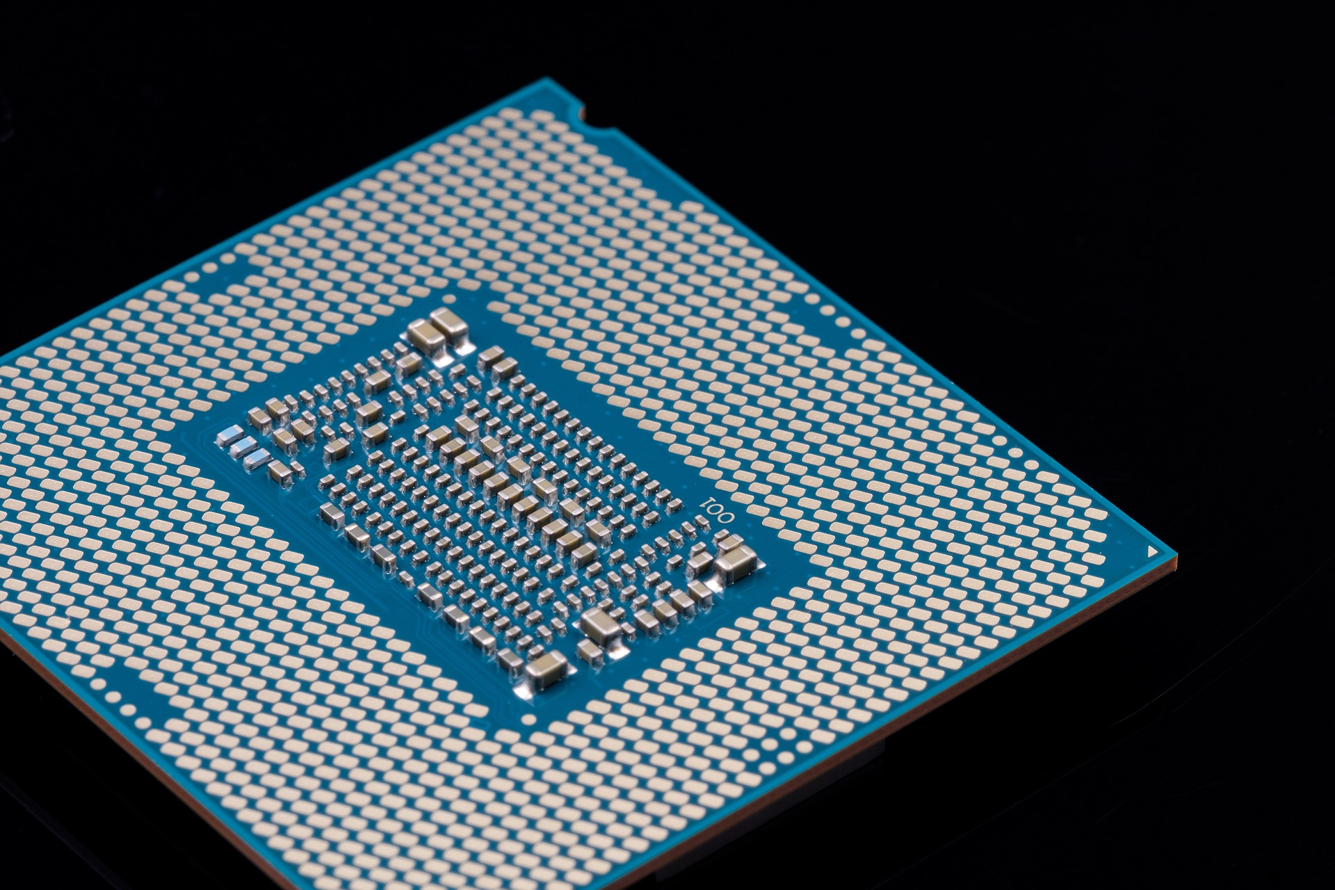Intel a Microsoft umožňuje Rusku sťahovať ovládače. Platia sankcie alebo nie?