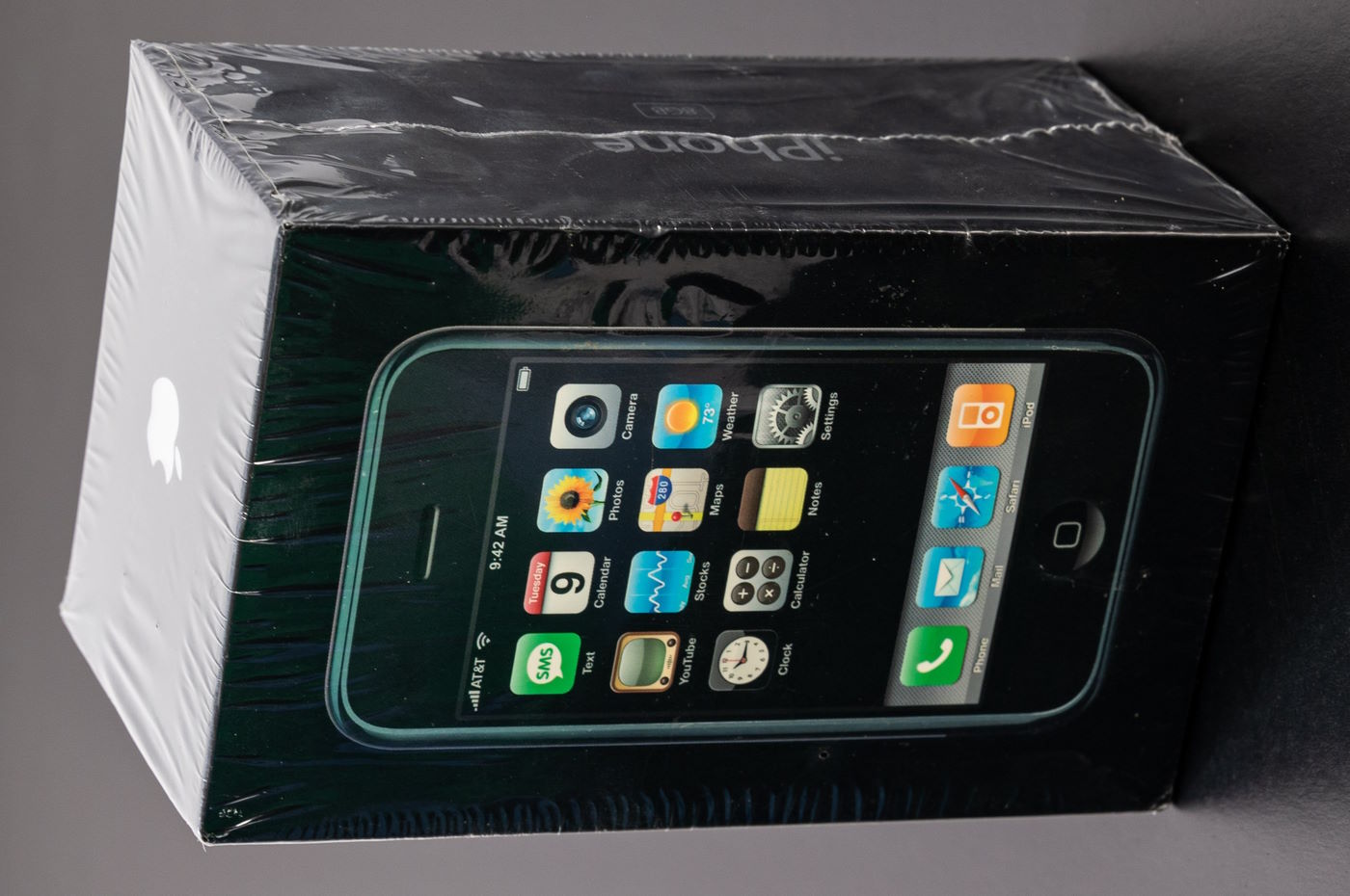 V aukcii je ďalší nerozbalený iPhone z roku 2007, mohol by sa predať až za 50 000 dolárov