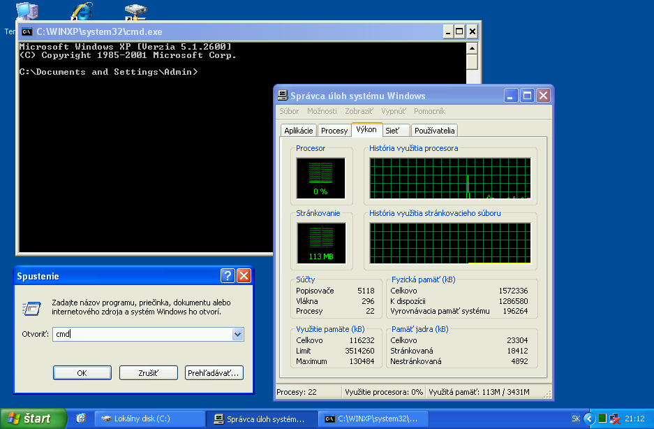 Windows XP a jeho Správca úloh, spolu so spusteným Príkazovým riadkom