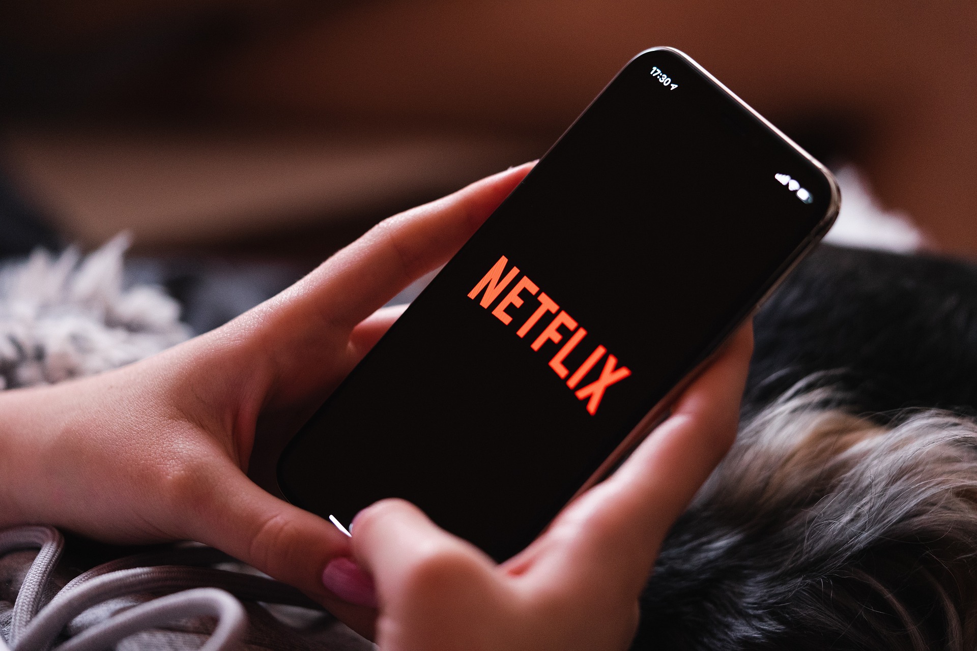 Netflix má funkciu Spatial Audio. Používať ju môžete aj s bežnými slúchadlami