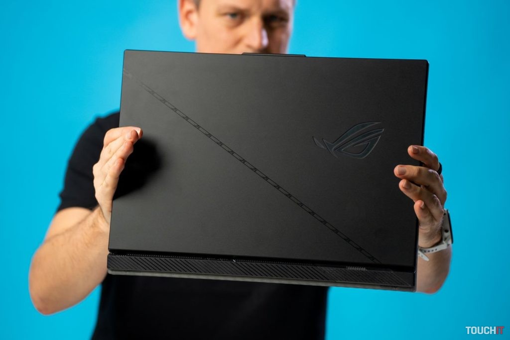 ROG Strix SCAR 18 (2023) G834