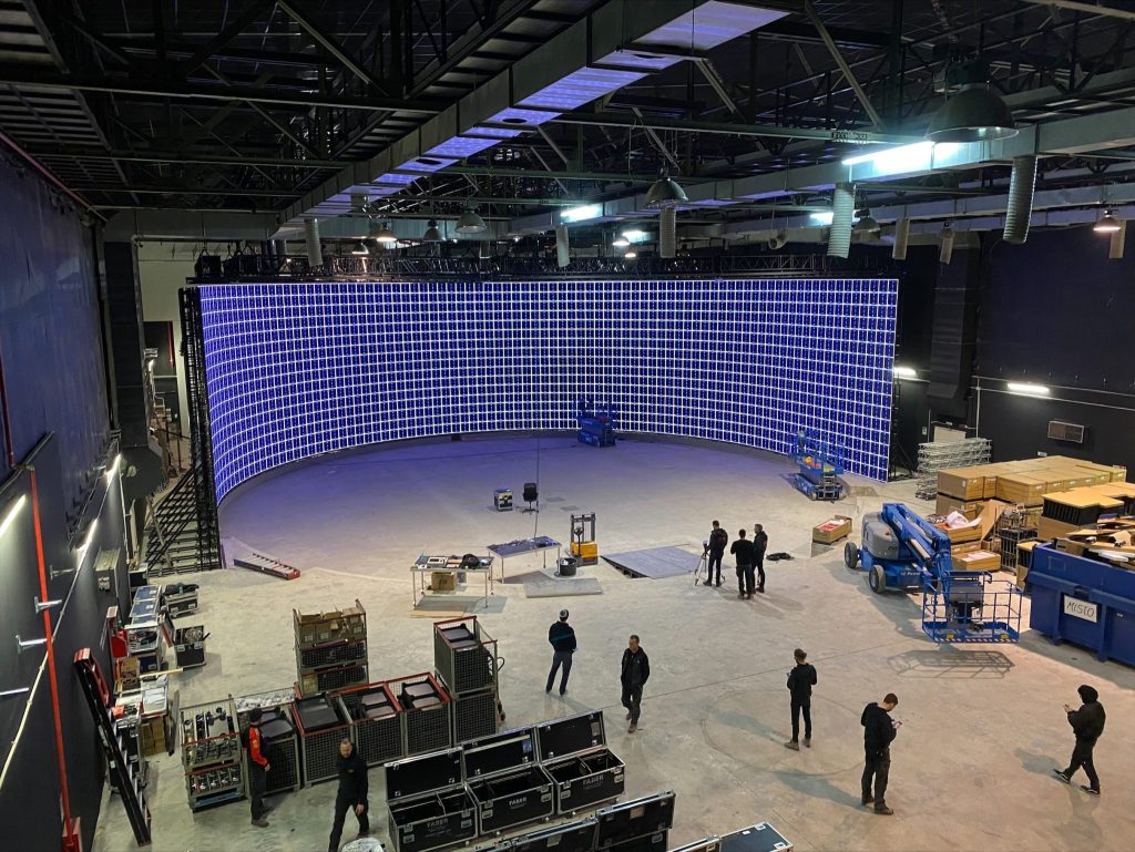 Stavba volumetrického LED štúdia Cinecittà v Taliansku