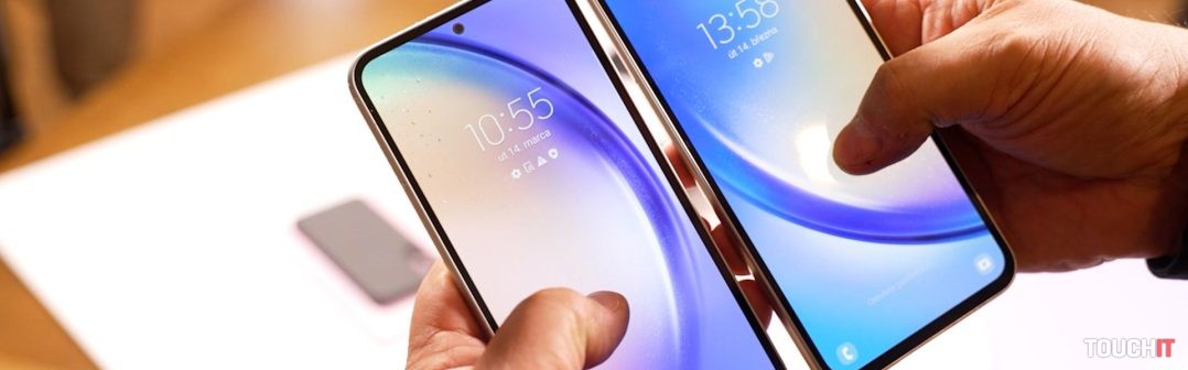 Galaxy A54 vľavo, Galaxy A34 vpravo