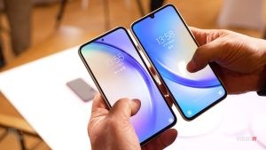 Galaxy A54 vľavo, Galaxy A34 vpravo