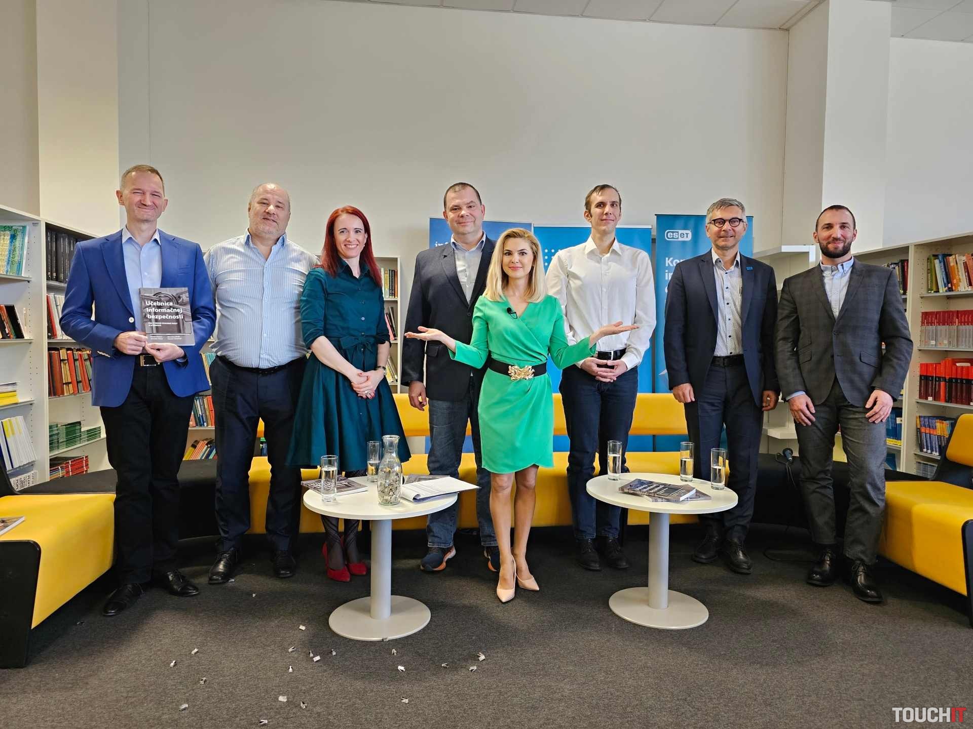 Na svete je učebnica o informačnej bezpečnosti