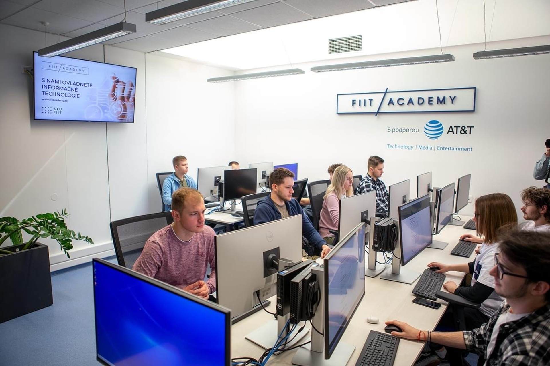 M. Krajniak na otvorení vzdelávacej akadémie: Vzdelávanie je najbezpečnejšia investícia do budúcnosti