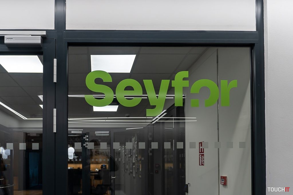 Nové logo Seyfor vidíte vo firme všade