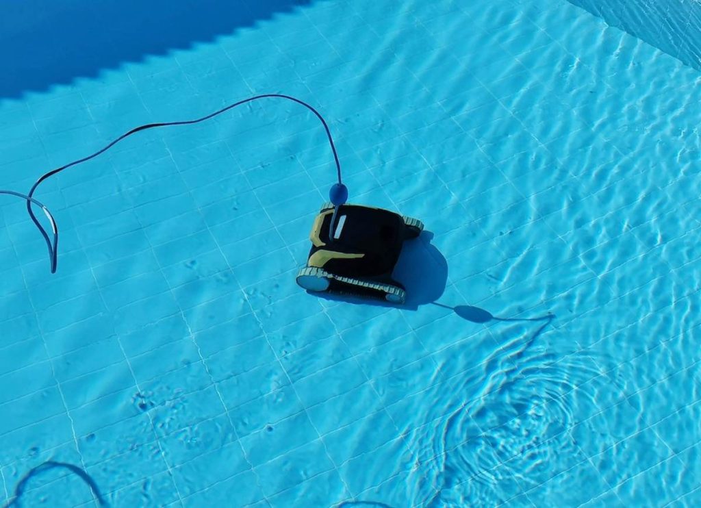 Robotický vysávač na bazén