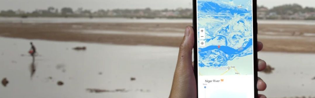 google flood hub na mobile držanom v ruke