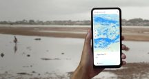 google flood hub na mobile držanom v ruke