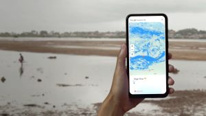 google flood hub na mobile držanom v ruke