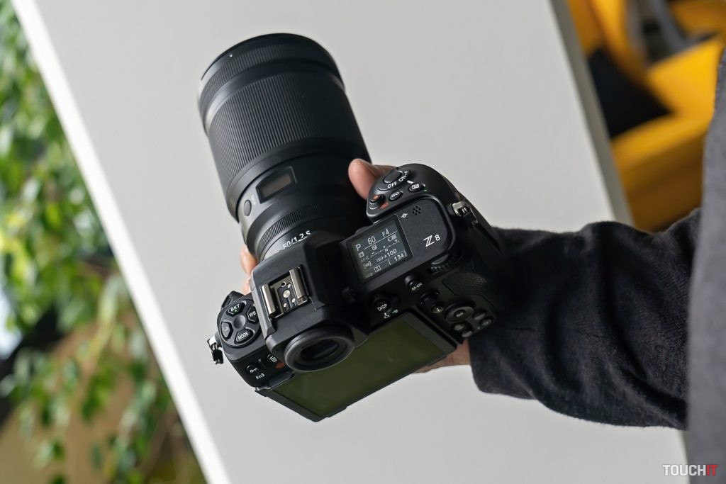 Ovládacie tlačidlá a jasnej viditeľný displej na horenej strane Nikon Z8