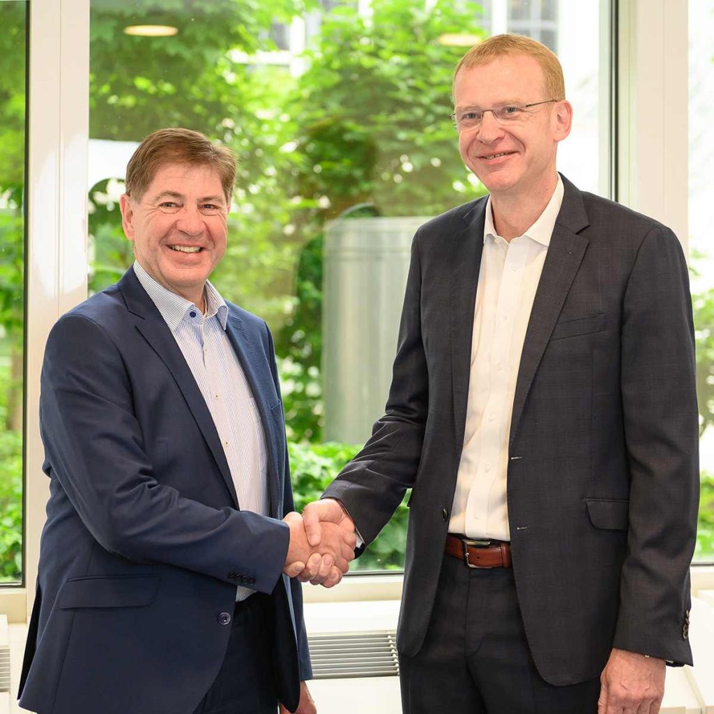Na fotografii (zľava doprava): Wilhelm Steger (generálny riaditeľ ZKW) a Dr. Markus Distelhoff (generálny riaditeľ REHAU AUTOMOTIVE) sa tešia zo spoločnej perspektívnej spolupráce.