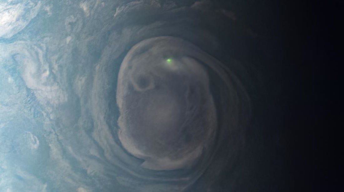 Vesmírna sonda NASA spozorovala blesky v búrke na Jupiteri