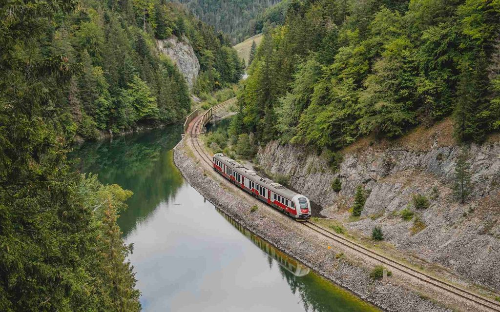 Letný vlak uprostred Slovenského raja prechádzajúc jednou z najkrajších oblastí na našich tratiach