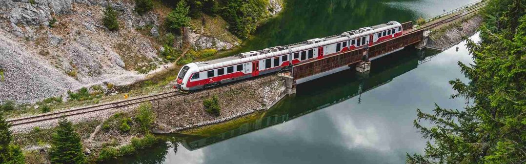 Letný vlak v Slovenskom Raji medzi zastávkami Dedinky a Stratená