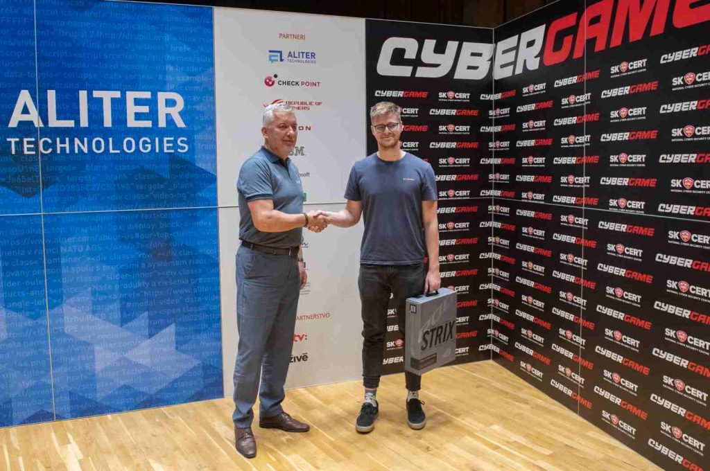 Najlepší hráč CyberGame 2023
Zľava: Ervín Haramia, Aliter Technologies a Martin, najlepší hráč CyberGame 2023, študent s najvyšším počtom bodov