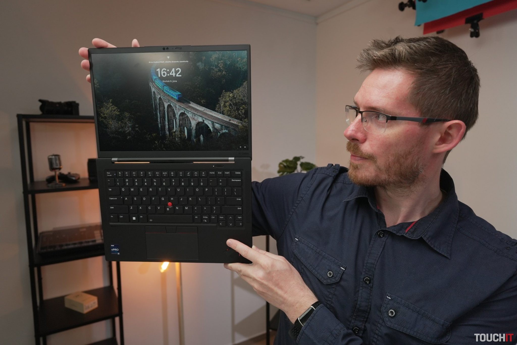 Lenovo ThinkPad X1 Carbon Gen 11: Cestovateľský notebook s výdržou takmer 7 hodín (RECENZIA)